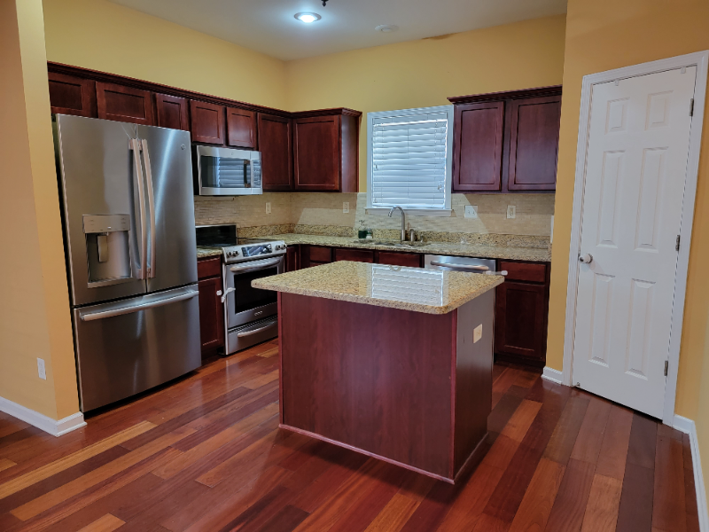 Memphis House: 1404 Island Place East