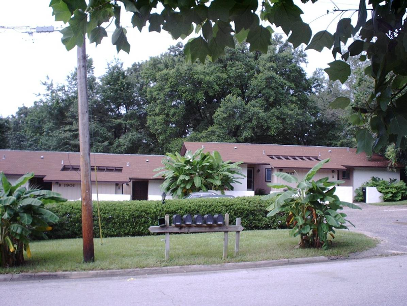 Tallahassee Apartment: 1901 Darryl dr