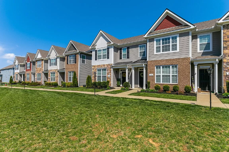 Pleasant View Townhome: 334 Manor Row