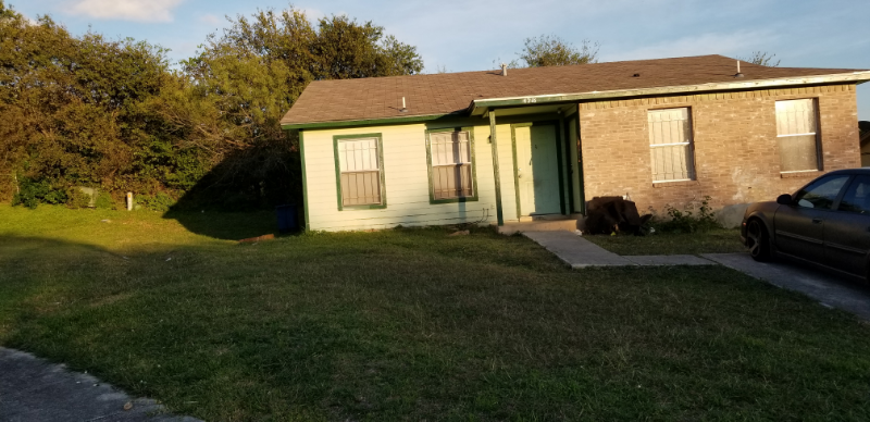 San Antonio Multiplex: 4218 Woodmanor Dr