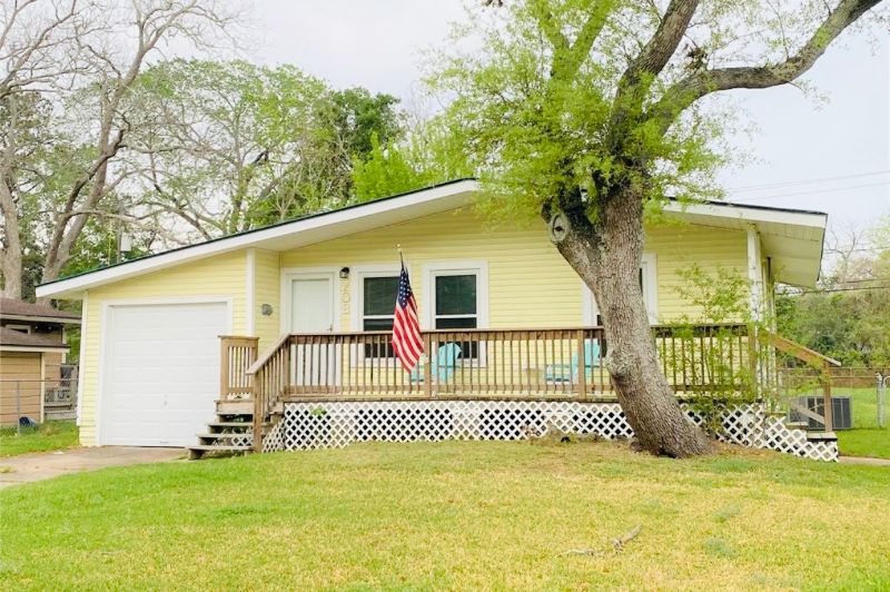 Lake Jackson House: 708 Winding Way
