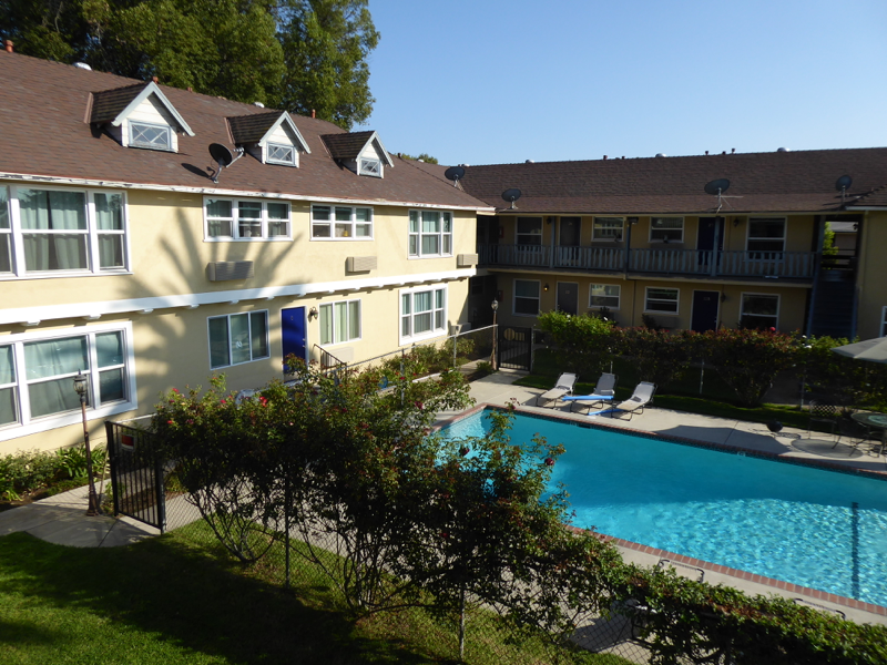 Van Nuys Apartment: 6222 Hazeltine Ave