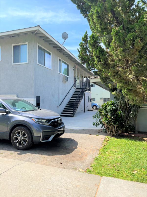 Fullerton Apartment: 2006 Whiting Ave