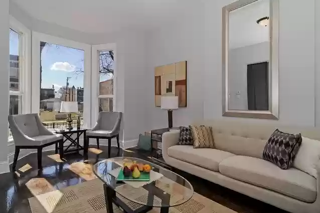 Chicago House: 2940 W Adams St