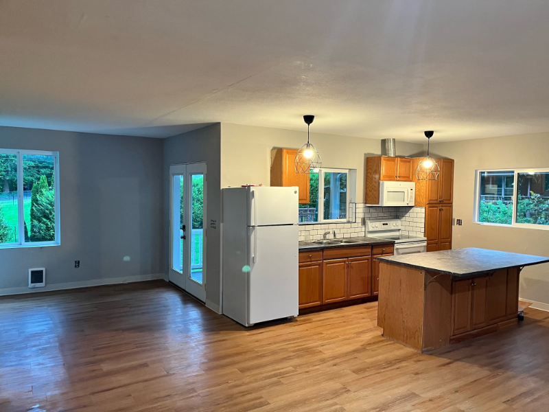 Kent House: 12111 198th Pl SE