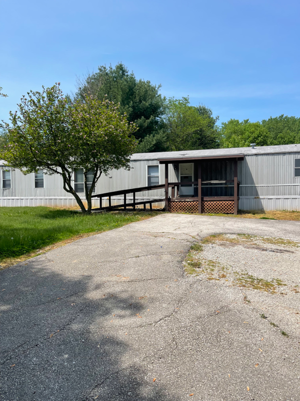 Bedford House: 2734 Middle Leesville Rd