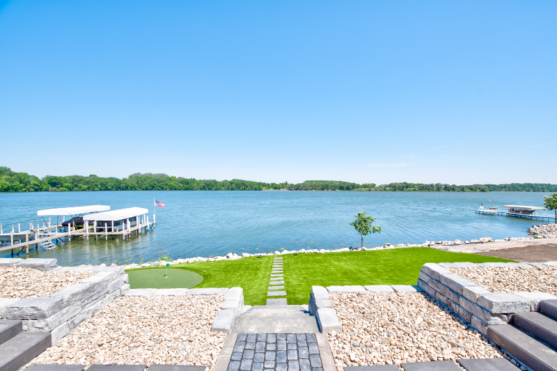 Lake Park House: 172 West Bay Rd