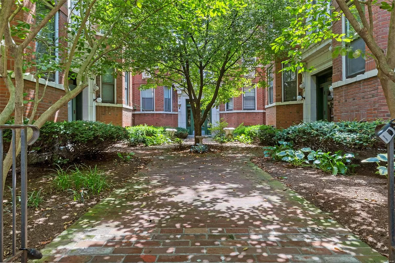 Saint Louis House: 378 N Taylor Ave