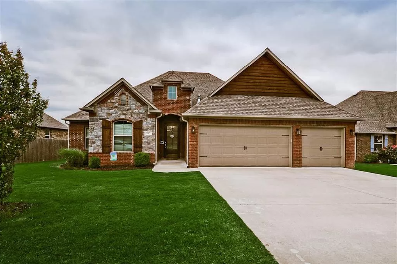 Bentonville House: 707 SW Barn Valley Rd