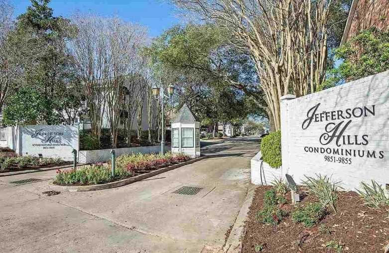 Baton Rouge House: 9851 Jefferson Hwy